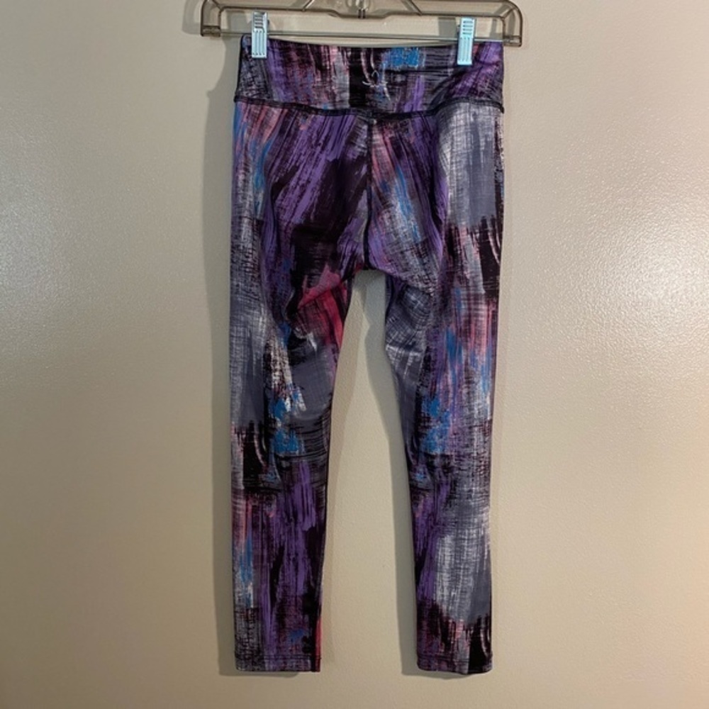 Women’s Beyond Yoga Capri Multi-Colored Leggings - Picture 3 of 7